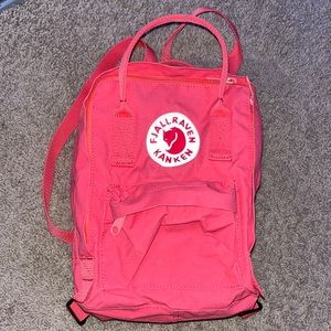 Kånken Sling backpack in color Flamingo Pink